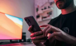 Europa schreibt ab 2027 austauschbare Akkus für Smartphones vor