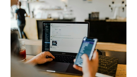 Laptop und Smartphone