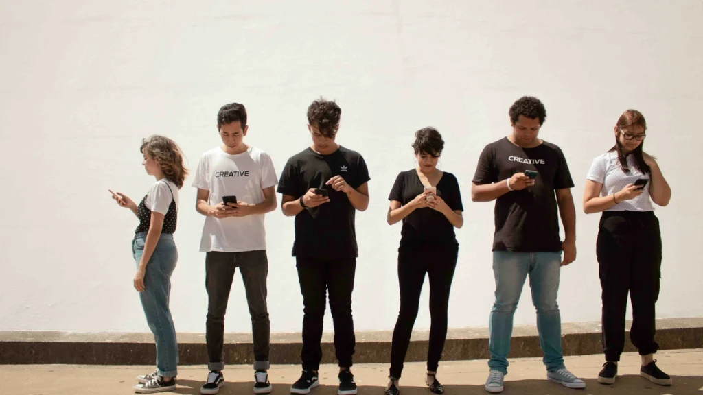 Ab dem Schuljahr 2026 sind Mobiltelefone in weiterführenden Schulen verboten