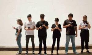 Ab dem Schuljahr 2026 sind Mobiltelefone in weiterführenden Schulen verboten