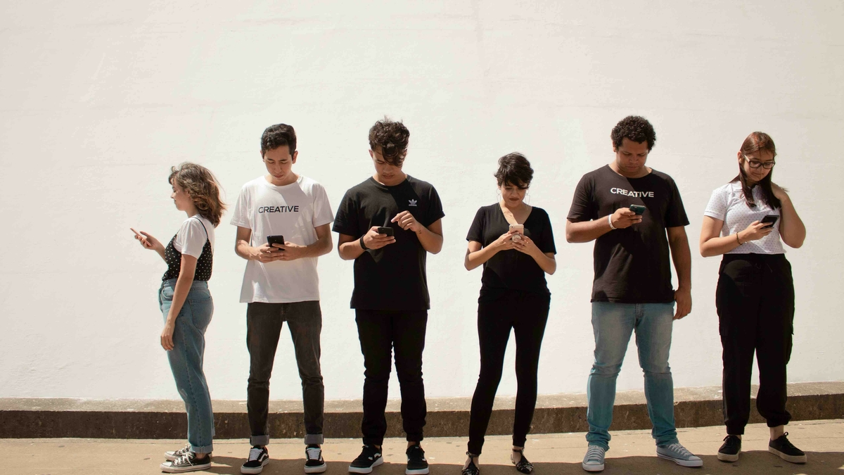 Ab dem Schuljahr 2026 sind Mobiltelefone in weiterführenden Schulen verboten