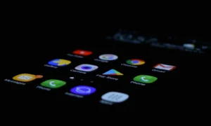 Eine historische Premiere: Ein konkurrierender App-Store erscheint bei Google Play
