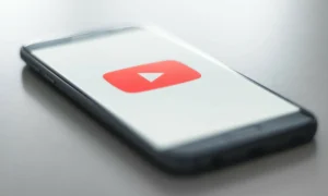 YouTube zückt das Scheckheft, um seine YouTuber gegenüber Netflix in Schach zu halten