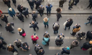 Sollten Fußgänger mit einer Geldstrafe belegt werden, wenn sie beim Überqueren ihr Telefon benutzen, ohne hinzusehen?