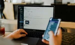 8 Stunden am Tag mit einem PC auf dem Bauch: Am Ende erkrankt er am Syndrom der „verbrannten Haut“.